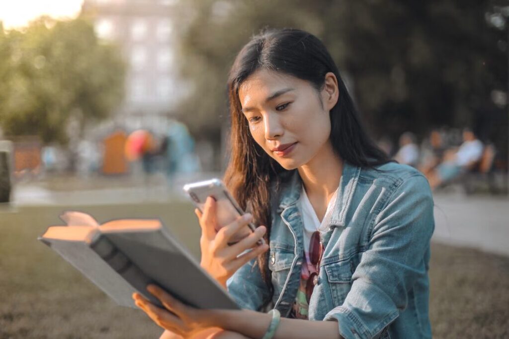 Reader evaluating a web novel through reviews ratings and chapter information.