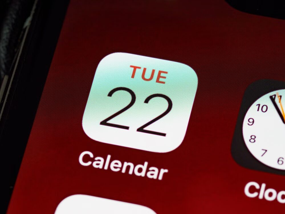 Smartphone calendar reminding a reader when the next free episode becomes available.